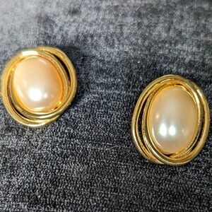 RICHELIEU VINTAGE EARRINGS GOLDTONE PEARL #1